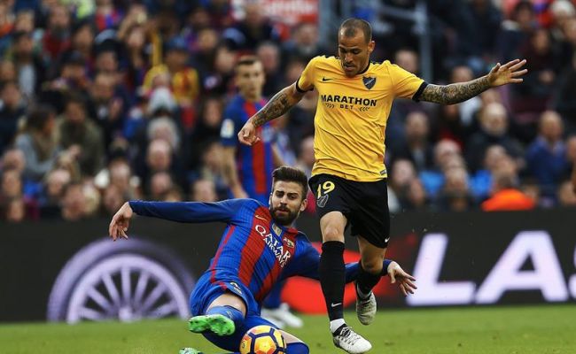 el-defensa-del-fc-barcelona-gerard-pique-i-y-el-delantero-sandro-ramirez-d-del-malaga-cf-durante-el-partido-de-la-duodecima-jornada-de-liga-efe