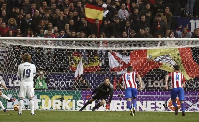 el-delantero-portugues-del-real-madrid-cristiano-ronaldo-i-marca-el-segundo-gol-frente-al-portero-del-atletico-de-madrid-el-esloveno-jan-oblak-c-efe