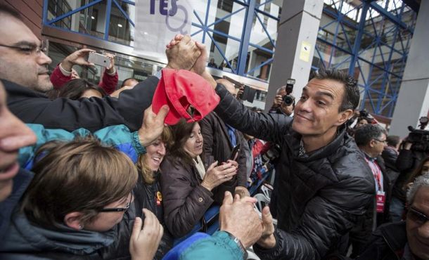 el-ex-secretario-general-del-psoe-pedro-sanchez-durante-la-visita-realizada-hoy-a-chirivella-valencia-donde-ha-iniciado-su-recorrido-por-las-federaciones-socialistas-efe