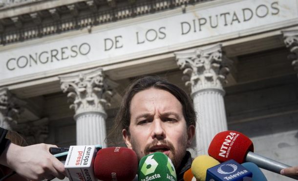 el-lider-de-podemos-pablo-iglesias-hace-declaraciones-a-las-puertas-del-congreso-efe
