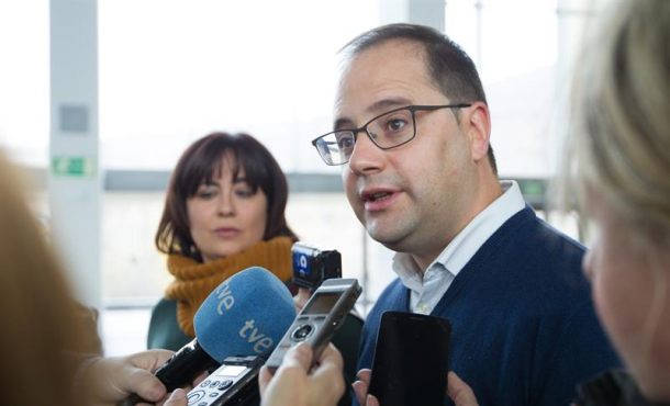 el-lider-de-los-socialistas-riojanos-y-ex-secretario-de-organizacion-del-psoe-cesar-luena-atiende-a-los-medios-antes-de-presidir-la-reunion-del-comite-regional-efe