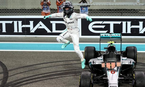 el-piloto-aleman-del-mercedes-amg-gp-nico-rosberg-celebra-el-titulo-mundial-en-el-circuito-yas-marina-en-abu-dabi-en-los-emiratos-arabes-efe