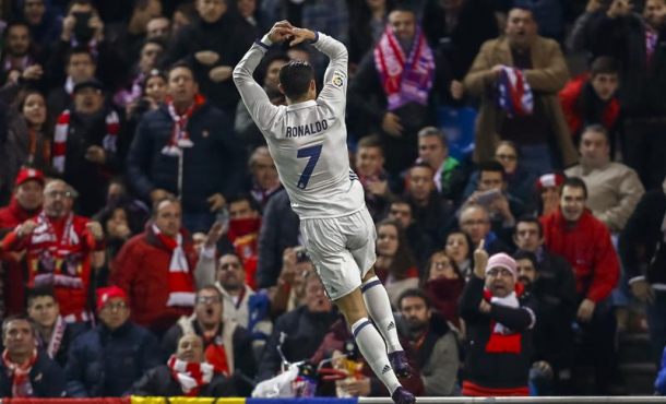 el-portugues-cristiano-ronaldo-del-real-madrid-celebra-su-gol-primero-del-equipo-blanco-frente-al-atletico-de-madrid-durante-el-partido-de-la-duodecima-jornada-de-liga-efe