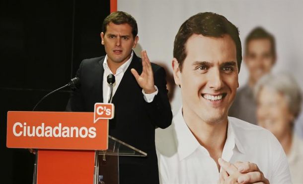 el-presidente-de-ciudadanos-albert-rivera-durante-su-discurso-en-el-acto-publico-que-el-partido-naranja-celebra-hoy-en-sevilla-efe