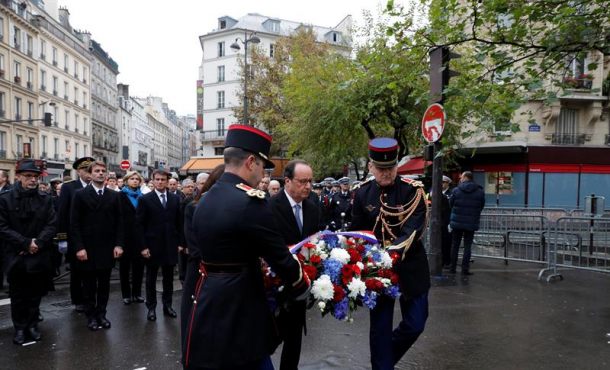 el-presidente-de-francia-francois-hollande-c-y-la-alcaldesa-de-paris-anne-hidalgo-durante-el-homenaje-por-los-atentados-de-hace-un-ano-efe