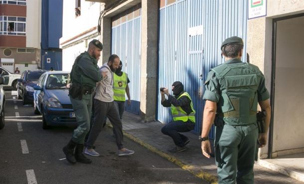 el-presunto-yihadista-detenido-hoy-es-trasladado-por-agentes-de-la-guardia-civil-a-su-vivienda-en-el-numero-16-de-la-calle-tinajo-en-la-localidad-de-vecindario-efe
