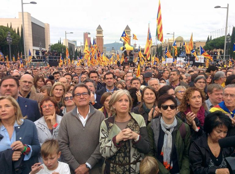 Solo 80 mil separatistas nerviosos prometen golpear a España a gritos de «fuera la Justicia española»