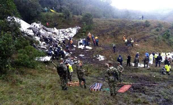 equipos-de-rescate-recuperan-cuerpos-el-29-de-noviembre-de-2016-del-avion-accidentado-en-el-municipio-de-la-union-departamento-de-antioquia-colombia-efe