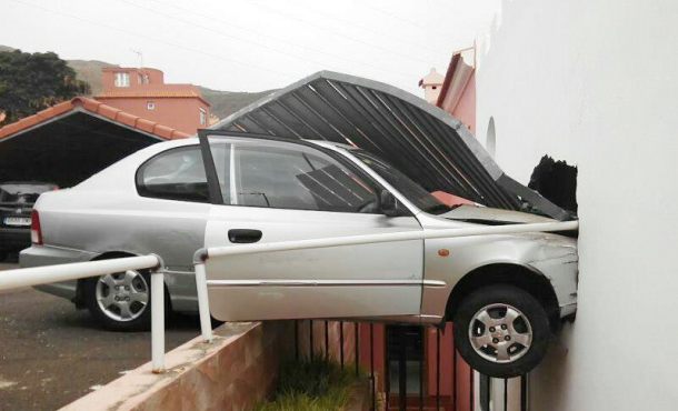 fotografia-facilitada-por-el-consorcio-de-bomberos-de-tenerife-del-estado-en-el-que-ha-quedado-el-vehiculo-que-ha-empotrado-una-mujer-de-70-anos-efe
