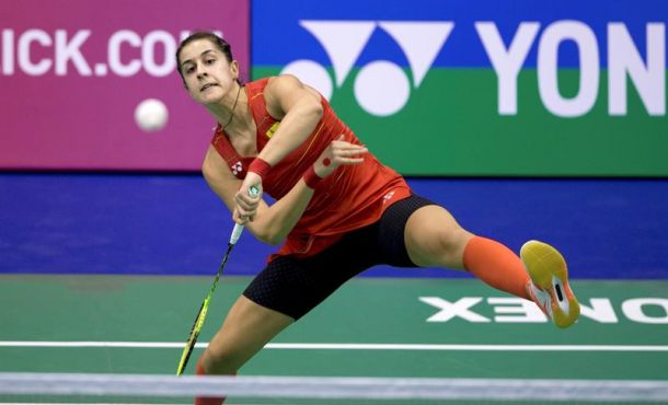 la-espanola-carolina-marin-devuelve-la-pluma-a-la-hongkonesa-yip-pui-yin-durante-el-partido-que-enfrento-a-ambas-en-el-abierto-de-badminton-de-hong-kong-china-efe