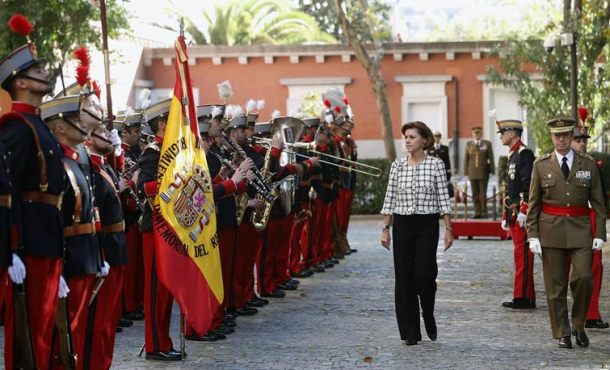 la-minsitra-de-defensa-maria-dolores-de-cospedal-pasa-revista-antes-de-presidir-el-consejo-superior-del-ejercito-en-el-palacio-de-buenavista-sede-del-cuartel-general-del-ejercito-efe