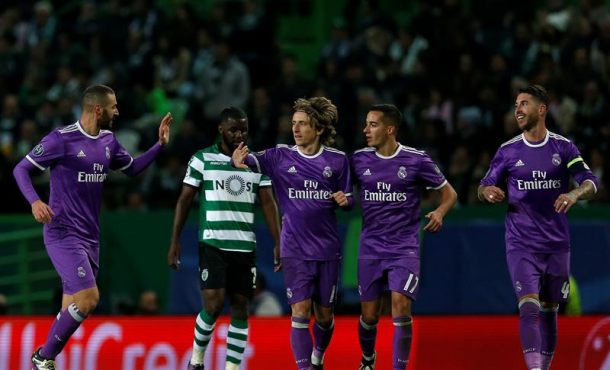 los-jugadores-del-real-madrid-karim-benzema-i-luka-modric-c-raphael-varane-2-d-y-sergio-ramos-d-celebran-un-gol-durante-un-partido-entre-el-sporting-efe