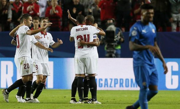 los-jugadores-del-sevilla-celebran-el-segundo-gol-del-equipo-andaluz-durante-el-encuentro-correspondiente-a-la-cuarta-jornada-de-la-liga-de-campeones-efe