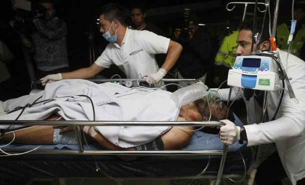 miembros-de-la-clinica-san-juan-de-dios-reciben-este-martes-29-de-noviembre-de-2016-en-la-ceja-colombia-al-jugador-del-equipo-brasileno-chapecoense-alan-ruschel-efe