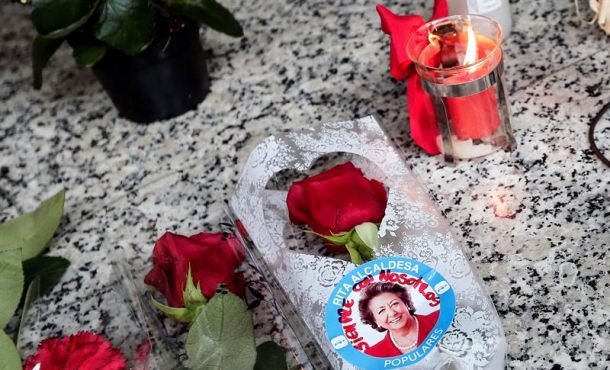 numerosas-personas-dejan-flores-y-velas-en-el-patio-de-la-vivienda-de-la-exalcaldesa-rita-barbera-en-valencia-efe