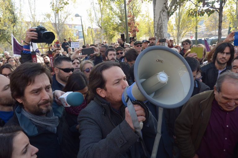 Podemos tacha de asesino a «Gas Natural», pide «nacionalizar Gas Natural» y cotar la «luz y gas» al «Rey»