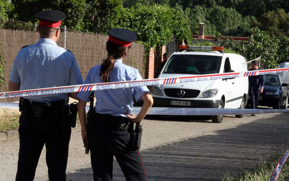 santa-perpetua-de-moguda-barcelona-25-de-mayo-2015-dos-agentes-de-mozo-de-escuadra-custodia-una-zona-los-mozos-de-escuadra-detiene-a-una-madre-por-la-muerte-de-su-bebe-acn