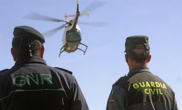 un-agente-de-la-guardia-civil-y-otra-de-la-guardia-nacional-republicana-gnr-de-portugal-archivo-efe