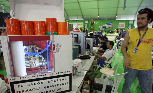 un-campusero-observa-un-ordenador-con-forma-de-paquete-de-cigarrillos-reivindicando-que-el-canon-digital-perjudica-gravemente-la-salud-en-una-campus-party-de-valencia-efe