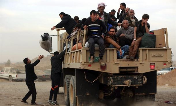 varias-personas-desplazadas-por-la-guerra-llegan-en-un-vehiculo-militar-desde-el-campo-de-refugiados-de-khazir-al-la-ciudad-de-mosul-irak-hoy-15-de-noviembre-de-2016-efe