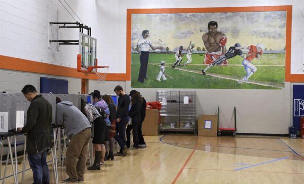 votantes-ejercen-su-derecho-al-voto-en-un-colegio-electoral-instalado-en-el-centro-de-recreo-la-familia-en-denver-colorado-ee-uu-este-8-de-noviembre-de-2016-efe