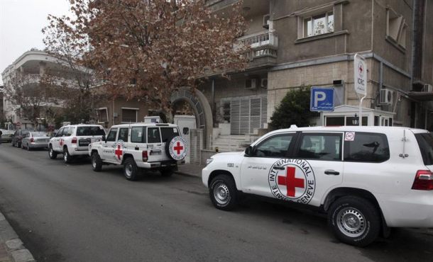 Vehículos del Comité Internacional de la Cruz Roja (CICR) permanecen estacionados en Siria. Archivo Efe.