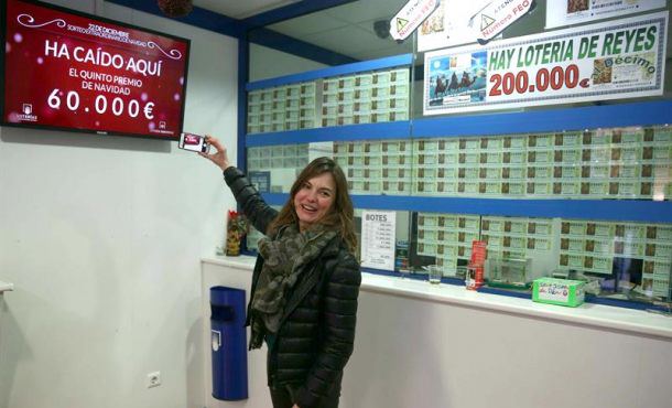 aribel López, propietaria junto a su hermano Alfonso de la administración número 2 de Barberà del Vallès (Barcelona), fotografía la pantalla de la tienda tras vender el mismo día un 4º y 5º premio del Sorteo Extraordinario de Lotería de Navidad. Efe.