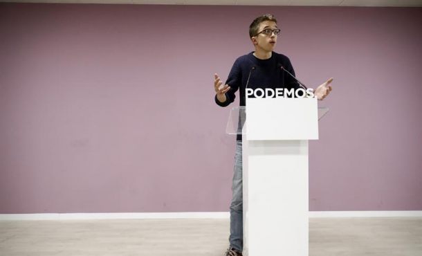 El secretario político de Podemos, Iñigo Errejón, durante la rueda de prensa en la que ha subrayado que los resultados de la consulta para decidir las reglas de Vistalegre II demuestran que en el partido hay "dos proyectos equilibrados" y "complementarios" que deben "entenderse" y ha defendido salir de la lógica del "todo o nada", hoy en la sede del partido en Madrid. Efe.