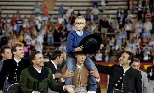 FOTOGRAFÍA. VALENCIA (ESPAÑA), AÑO 2016. Adrián Hinojosa, el niño de ocho años con cáncer y que sueña con ser torero, es llevado a hombros por los toreros en el festival celebrado en la Plaza de toros de Valencia en su homenaje. Efe