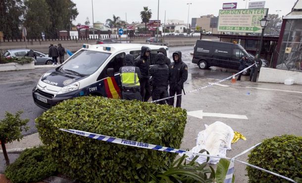 agentes-de-la-policia-en-las-inmediaciones-del-centro-comercial-de-estepona-malaga-donde-hoy-una-mujer-ha-sido-hallada-muerta-y-segun-los-primeros-indicios-efe