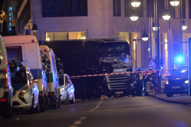 Ataque terrorista contra Mercadillo Navideño en Berlín, Policía: «Podemos confirmar 9 muertos»