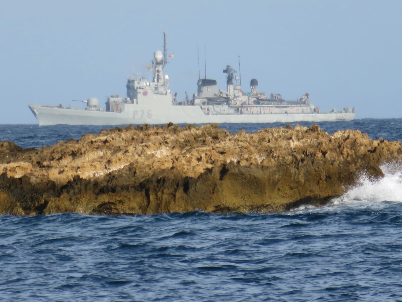 El patrullero de altura «Infanta Elena» de la Armada Española, actualmente realizando misiones de vigilancia y seguridad marítima en los espacios marítimos de interés nacional. Lasvocesdelpueblo.