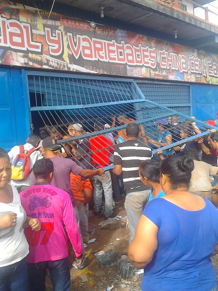 caos-y-saqueo-en-directo-en-guasipati-una-ciudad-del-bolivar-venezuela-en-una-imagen-facilitada-en-twitter-por-ruben-jose-salazar-este-viernes-16-de-diciembre-de-2016-2-lasvocesdelpueblo