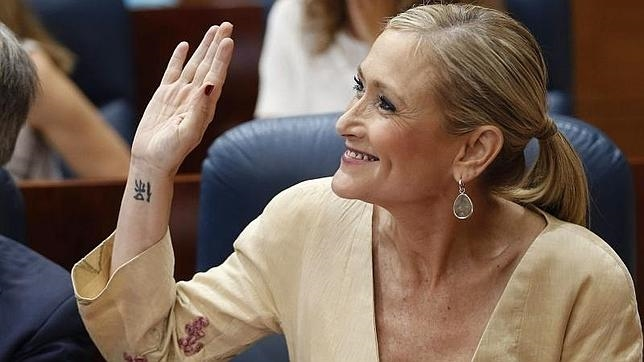 cristina-cifuentes-llevaba-este-martes-en-el-debate-de-investidura-una-chaqueta-de-manga-francesa-que-dejaba-ver-el-tatuaje-con-la-letra-china-que-lleva-en-la-muneca-archivo-efe
