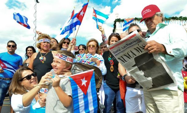 cubanos-participan-en-una-manifestacion-para-celebrar-la-muerte-del-lider-cubano-fidel-castro-frente-al-restaurante-versailles-en-el-barrio-de-la-pequena-habana-en-miami-ee-uu-efe