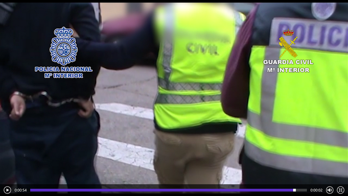 desarticulado-el-grupo-criminal-de-policias-ful-mas-activo-en-la-comunidad-de-madrid-agentes-de-policia-nacional-y-guardia-civil-con-uno-de-los-detenidos-lasvocesdelpueblo-copiar