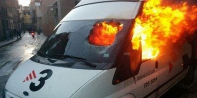 diario-lasvocesdelpueblo-can-vies-barcelona-26-de-mayo-de-2014-los-extremistas-violentos-simpatizantes-de-la-cup-coche-tv3-en-llamas-lasvocesdelpueblo