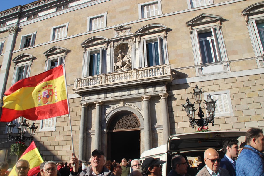 dia-de-la-constitucion-en-barcelona-6d-2016-miles-de-catalanes-celebrando-los-38-anos-de-la-carta-magna-de-la-patria-en-las-calles-de-barcelona-y-plaza-san-jaime-lasvocesdelpueblo
