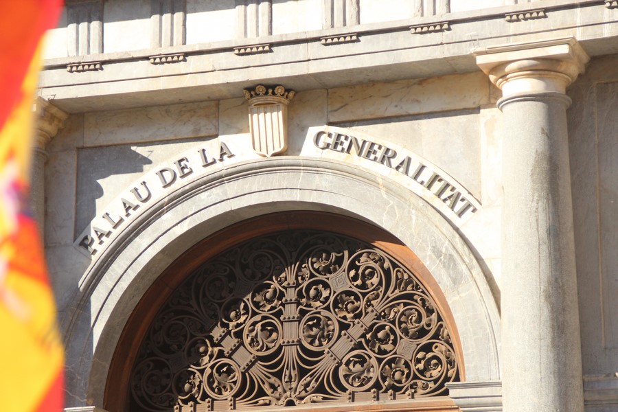 dia-de-la-constitucion-en-barcelona-6d-2016-miles-de-catalanes-celebrando-los-38-anos-de-la-carta-magna-de-la-patria-en-las-calles-de-barcelona-y-plaza-san-jaime-lasvocesdelpueblo-6619273