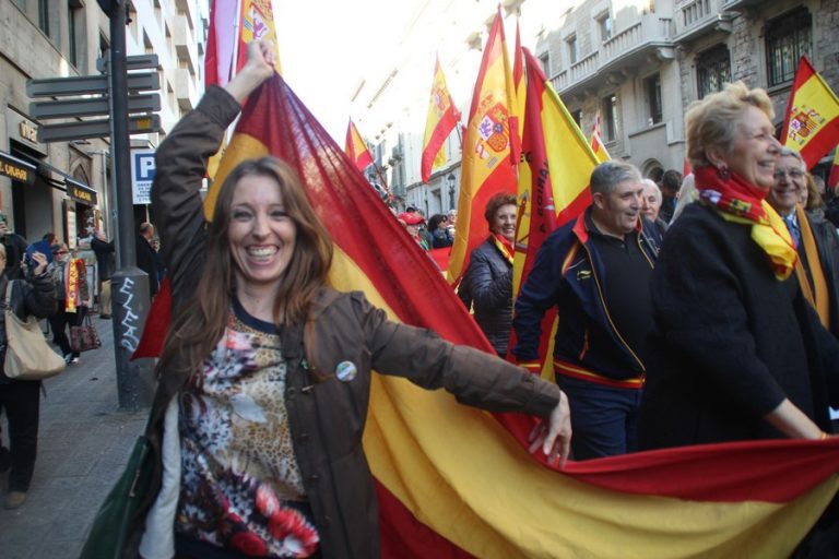FOTOGRAFÍA. BARCELONA (CATALUÑA) REINO DE ESPAÑA, 06 DE DICIEMBRE DE 2016. Día de la Constitución española del 1978 en Barcelona, martes 6 de diciembre de 2016. Una catalana vive con mucha alegría y orgullo otro Aniversario de la Carta Magna del Reino de España desde la Vía Layetana de Barcelona, durante una manifestación que transcurre hasta ahora con normalidad, desde Plaza Urquinaona y finalizará en Plaza San Jaime, frente al Palacio del Gobierno autonómico de la Generalidad de Cataluña con los parlamentos de los organizadores, reunidos por la asociación "Moviment Cívic d'Espanya i Catalans". Lasvocesdelpueblo (Ñ Pueblo).
