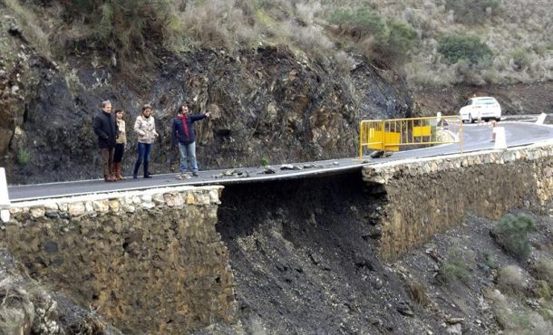 el-consejero-de-fomento-de-murcia-pedro-rivera-d-acompanado-por-la-alcaldesa-de-aguilas-maria-del-carmen-moreno-y-el-director-general-de-carreteras-archivo-efe