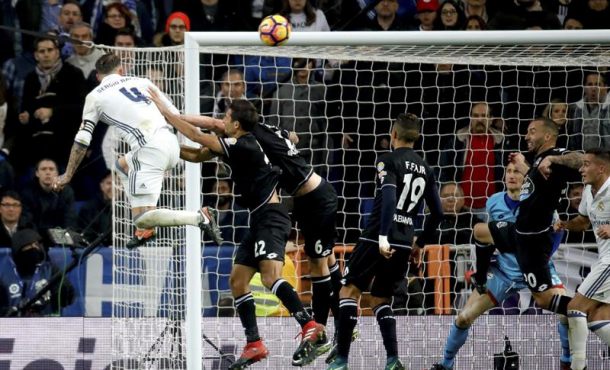 el-defensa-del-real-madrid-sergio-ramos-i-cabecea-a-puerta-para-conseguir-el-tercer-gol-de-su-equipo-frente-al-deportivo-de-la-coruna-durante-el-partido-de-la-decimoquinta-efe