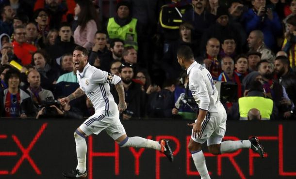 El defensa del Real Madrid Sergio Ramos (i) celebra el gol marcado ante el FC Barcelona, ante su compañero Carlos Henrique Casimiro (d) durante el partido de la decimocuarta jornada de Liga que disputaron en el Campo Nuevo de Barcelona. EFE 
