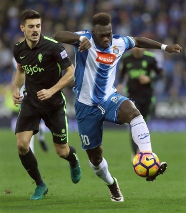 el-delantero-ecuatoriano-del-rcd-espanol-felipe-caicedo-d-intenta-rematar-ante-la-presencia-del-centrocampista-sergio-alvarez-i-del-real-sporting-de-gijon-efe