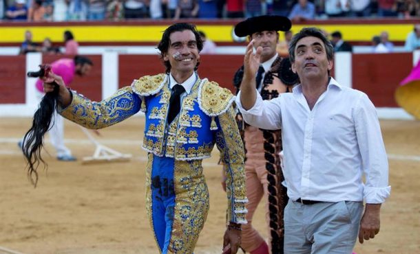 el-diestro-curro-diaz-i-y-el-ganadero-victorino-martin-garcia-d-en-su-vuelta-al-ruedo-en-una-corrida-de-toros-celebrada-en-calasparra-murcia-el-pasado-mes-de-julio-archivo-efe