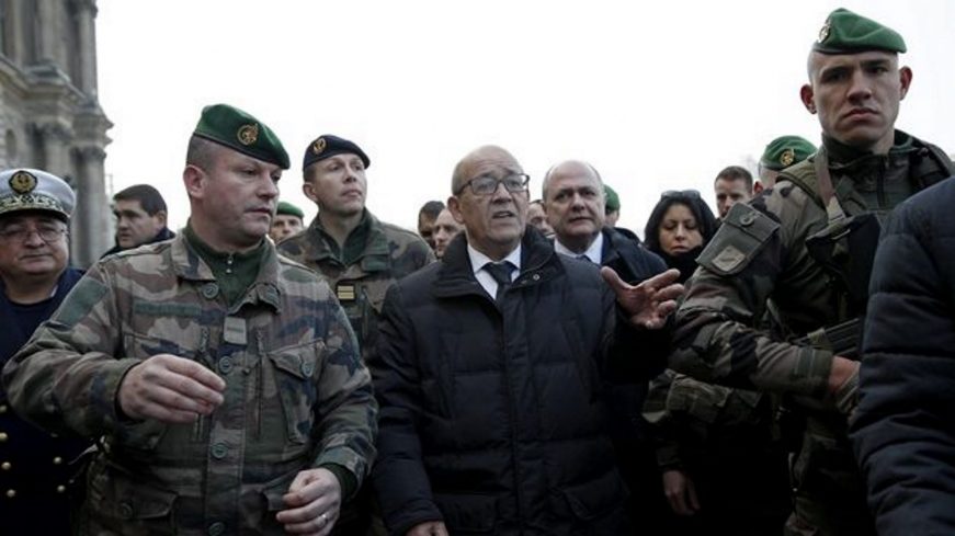 El-ministro-galo-del-Interior-Bruno-Le-Roux-cd-junto-al-su-colega-de-Defensa-Jean-Yves-Le-Drian-c-recorren-escoltados-por-soldados-galos-el-centro-más-turístico-de-París...-Efe