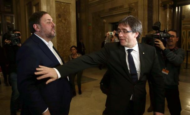 el-president-separatista-catalan-carles-puigdemont-saluda-al-vicepresidente-del-gobierno-autonomico-de-cataluna-oriol-junqueras-erc-tras-comparecer-efe
