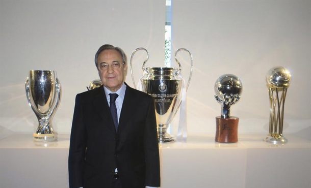 el-presidente-del-real-madrid-florentino-perez-posa-junto-a-las-ultimas-copas-conseguidas-por-el-club-antes-de-su-tradicional-discurso-efe