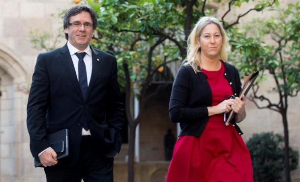 el-presidente-separatista-del-gobierno-de-la-generalidad-de-cataluna-carles-puigdemont-i-y-la-consejera-de-la-vicepresidencia-neus-munte-d-llegan-hoy-martes-27-de-diciembre-de-2016-efe
