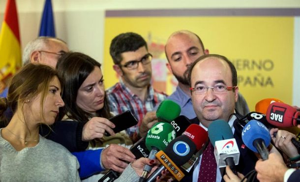 El primer secretario del PSC, Miquel Iceta, atiende a los medios de comunicación en la sede de la Delegación del Gobierno en Cataluña, en Barcelona. EFE